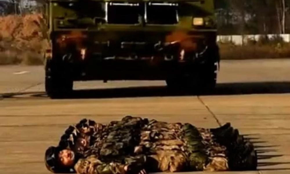 Ακραία εκπαίδευση στην Κίνα: Άρμα μάχης περνάει πάνω από στρατιώτες (βίντεο)
